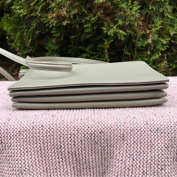 Aritzia Auxiliary Calisch Grey Crossbody Clutch Bag in Elephant Grey. - Picture 5 of 10